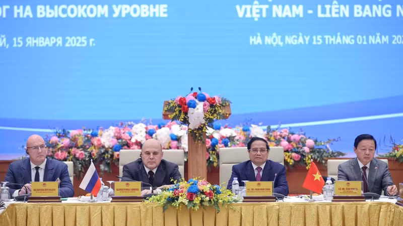 Le Premier ministre Pham Minh Chinh et le Premier ministre russe Mikhaïl Michoustine coprésident le dialogue commercial de haut niveau entre le Vietnam et la Russie le 15 janvier. Photo : VGP