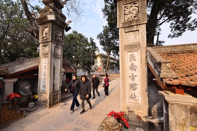 En face du temple tronent deux éléphants à genoux, d'où le nom de Voi Phuc donné par les habitants locaux. Photo: VNA
