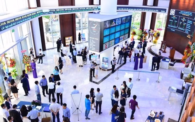 Dans le Service des transactions boursières de Hô Chi Minh-Ville (HoSE). Les sociétés de valeurs mobilières prévoient une hausse du marché boursier vietnamien en 2025. Photo : NDEL. 