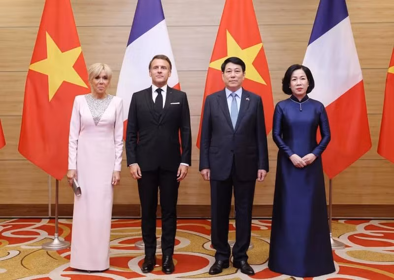 Le président de la République, Luong Cuong, et son épouse, le président français, Emmanuel Macron, et son épouse. Photo : VNA. 