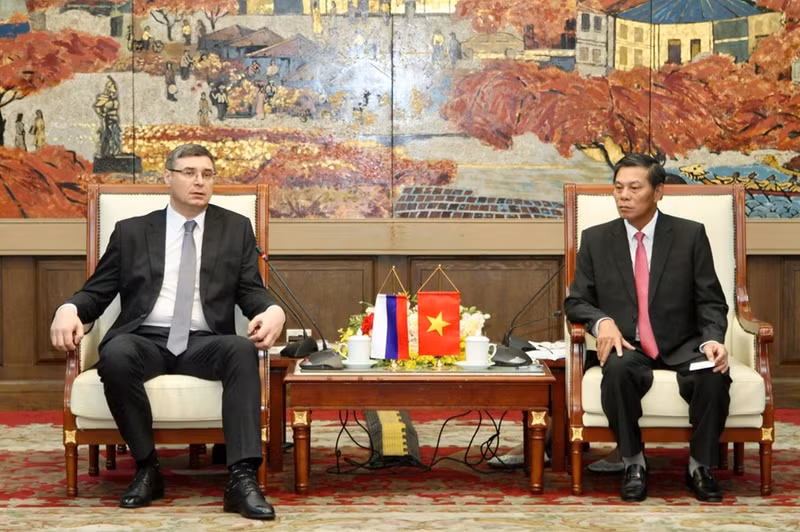Le président du Comité populaire de la ville de Hai Phong et le gouverneur de la province de Vladimir lors de la réunion de travail. 