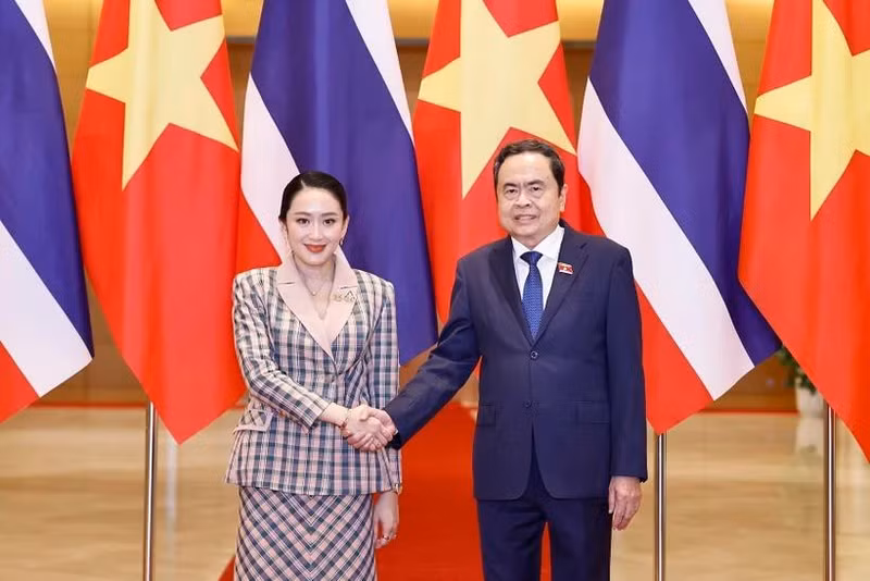 Le président de l'Assemblée nationale Tran Thanh Man et la Première ministre thaïlandaise Paetongtarn Shinawatra. Photo : VNA. 