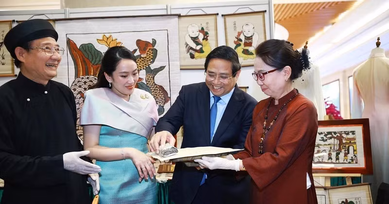 Le Premier ministre Pham Minh Chinh et son homologue thaïlandais Paetongtarn Shinawatra, en visite au Vietnam, contemplent et découvrent des produits artisanaux uniques du Vietnam le 15 mai. Photo : VNA.