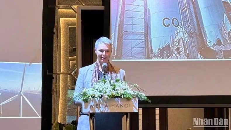 L’ambassadrice norvégienne au Vietnam, Hilde Solbakken, prend la parole lors du séminaire. L’ambassadrice norvégienne au Vietnam, Hilde Solbakken, prend la parole lors du séminaire.