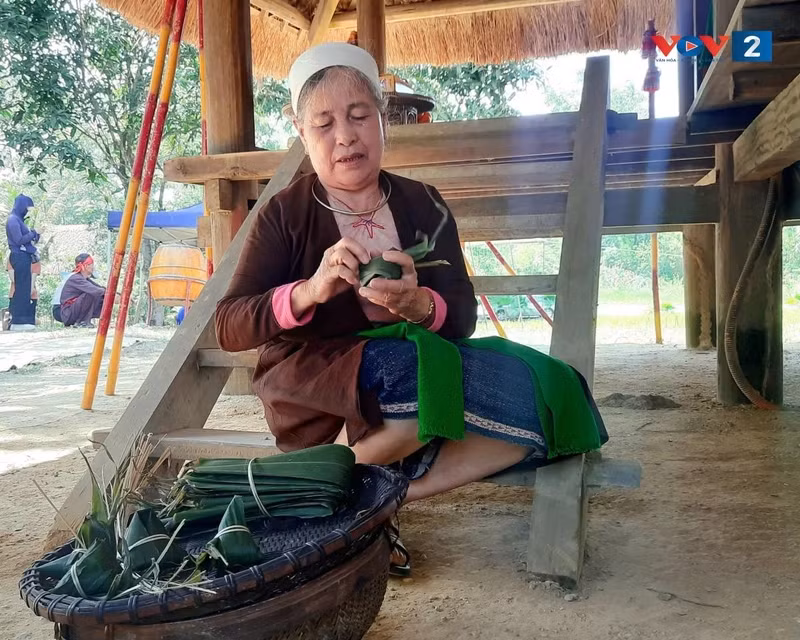 Mme Le Thi Dung est en train de préparer des gâteaux bánh ú pour les offrir lors de la fête du riz nouveau. Photo : VOV