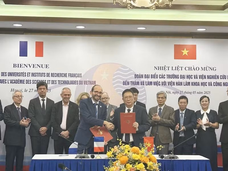 Séance de travail entre l'Académie des sciences et technologies du Vietnam et une délégation d'instituts de recherche nationaux et d'universités de premier plan de France. Photo : VNA. 