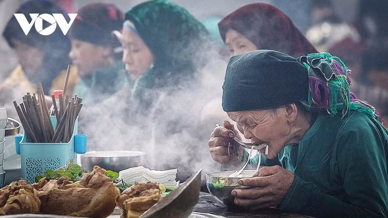 L’espace culinaire se divise selon les âges et les genres. Photo : VOV.