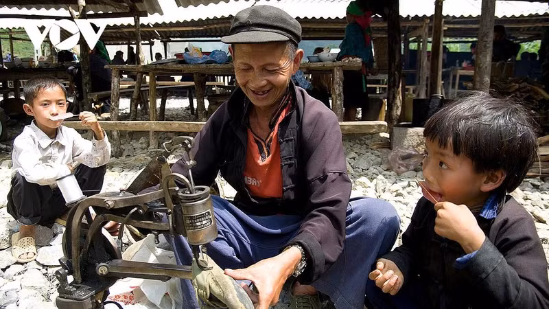 La réparation de chaussures en tissu, un service typique que l’on ne trouve que dans les marchés des régions montagneuses. Photo : VOV.