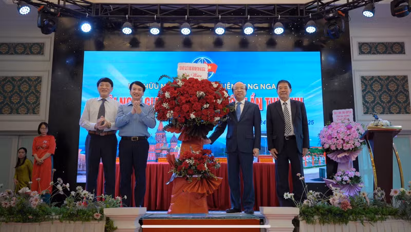 Un représentant de l’Union des organisations d’amitié de la province de Hai Duong offre des fleurs pour féliciter la Conférence. Photo : Centre de coopération Vietnam - Russie