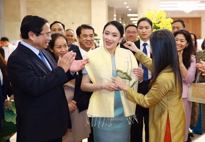 Des artisans vietnamiens présentent des produits traditionnels brodés à la main au Premier ministre thaïlandais Paetongtarn Shinawatra. Photo : VNA.