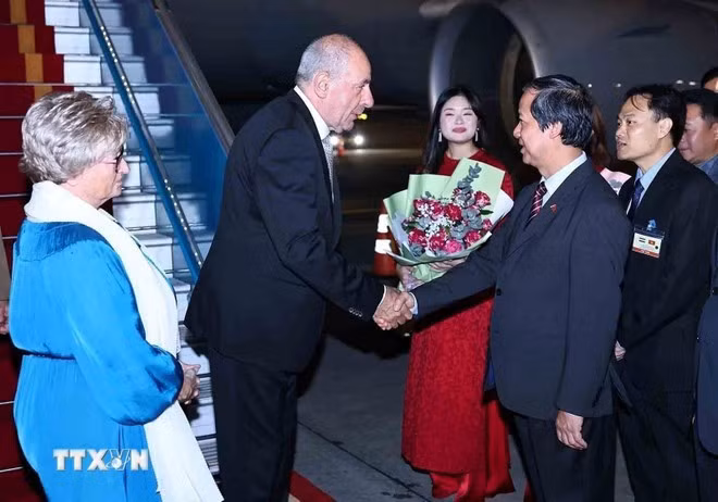 Le ministre de l'Éducation et de la Formation, Nguyen Kim Son, accueille le président hongrois Sulyok Tamas et son épouse à l'aéroport international de Noi Bai. Photo : VNA Le ministre de l'Éducation et de la Formation, Nguyen Kim Son, accueille le président hongrois Sulyok Tamas et son épouse à l'aéroport international de Noi Bai. Photo : VNA