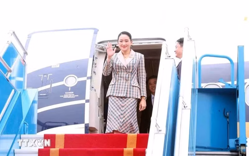 La Première ministre thaïlandaise Paetongtarn Shinawatra à l'aéroport international Nôi Bai, à Hanoi. Photo : VNA. 