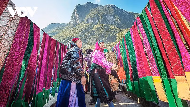 Les articles les plus présents sur les étals sont les vêtements traditionnels des ethnies locales. Photo : VOV.