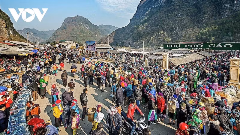 Le marché de Pho Cao, dans le district de Dong Van, commence dès l’aube et ne s’achève qu’en début d’après-midi. Photo : VOV.