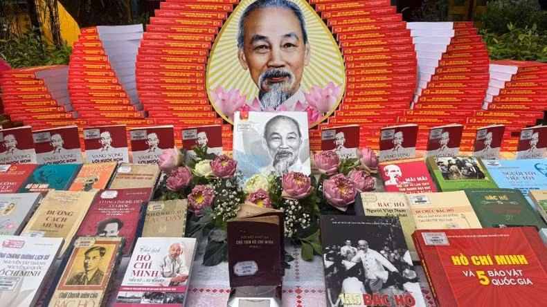Des livres sur le président Hô Chi Minh exposés lors de l'événement.