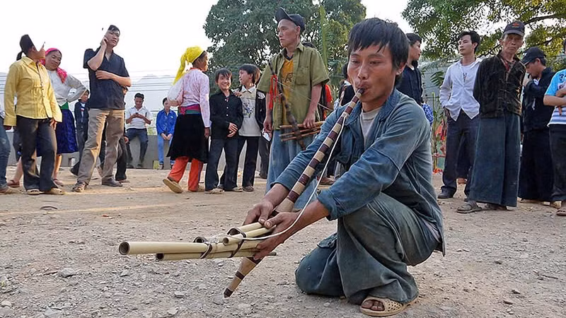 Le son du khèn joué par un jeune homme H’Mông résonne au marché de Pho Cao, ajoutant une touche d’âme à cette rencontre culturelle. Photo : VOV.