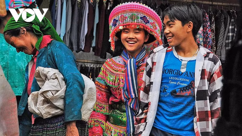 Le marché est aussi un lieu de rendez-vous amoureux pour les jeunes et un espace de rencontre et d’échange pour les habitants. Photo : VOV.