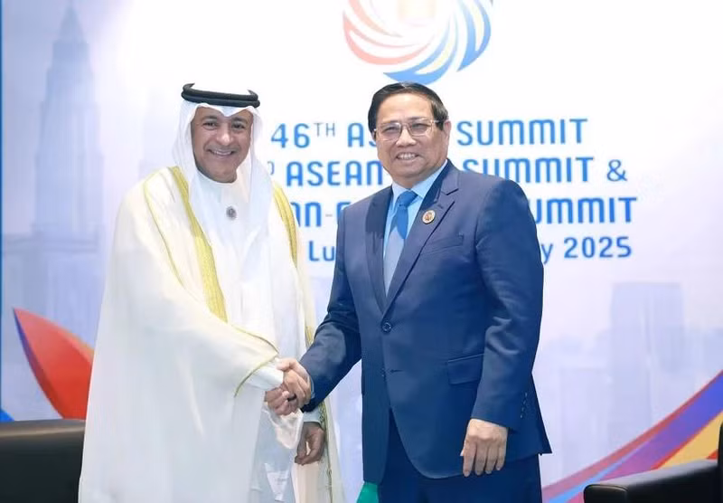 Le Premier ministre Pham Minh Chinh (droite) et le secrétaire général du Conseil de coopération du Golfe (CCG), Jasem Mohamed Al Budaiwi. Photo: VNA 