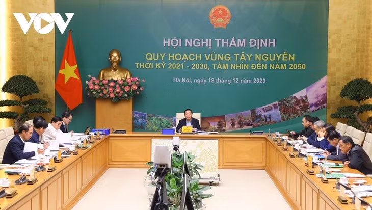 Le Vice-Premier ministre Trân Hông Hà prend la parole lors de la réunion. Photo : VOV. 