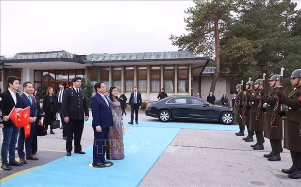 Le Premier ministre Pham Minh Chinh et son épouse à l'aéroport international Esenboga, à Ankara. Photo : VNA.