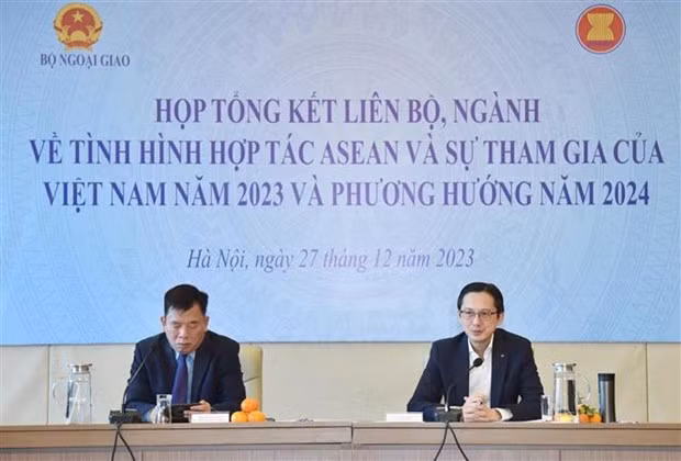 Le vice-ministre des Affaires étrangères, Dô Hùng Viêt (droite), lors de la réunion. Photo : VNA. Le vice-ministre des Affaires étrangères, Dô Hùng Viêt (droite), lors de la réunion. Photo : VNA.