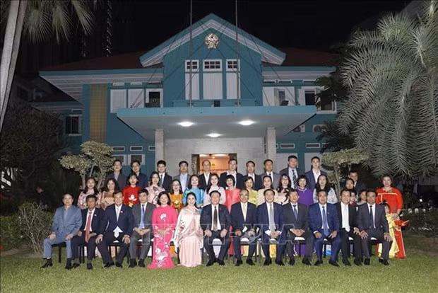 Le Président de l'Assemblée nationale Vuong Dinh Huê avec le personnel de l'ambassade du Vietnam en Thaïlande. Photo : VNA.