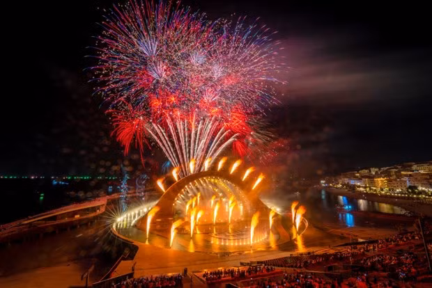 Les visiteurs peuvent regarder le feu d'artifice de 7 minutes à la fin du spectacle Kiss of the Sea. Photo : Internet.