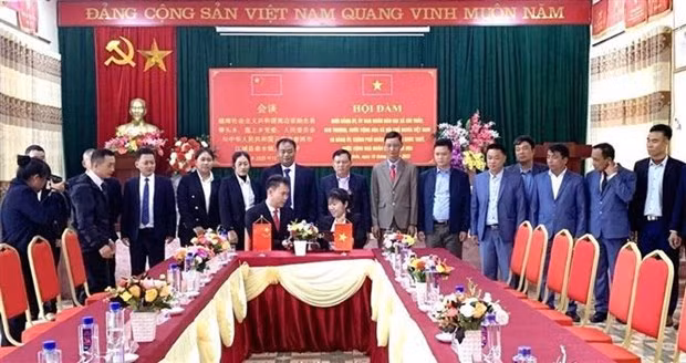 La délégation de Qushui et les communes de Sen Thuong et Sin Thau, district de Muong Nhé, province de Diên Biên, signent un accord de coopération transfrontalière, à Diên Biên, le 11 décembre. Photo : VNA.