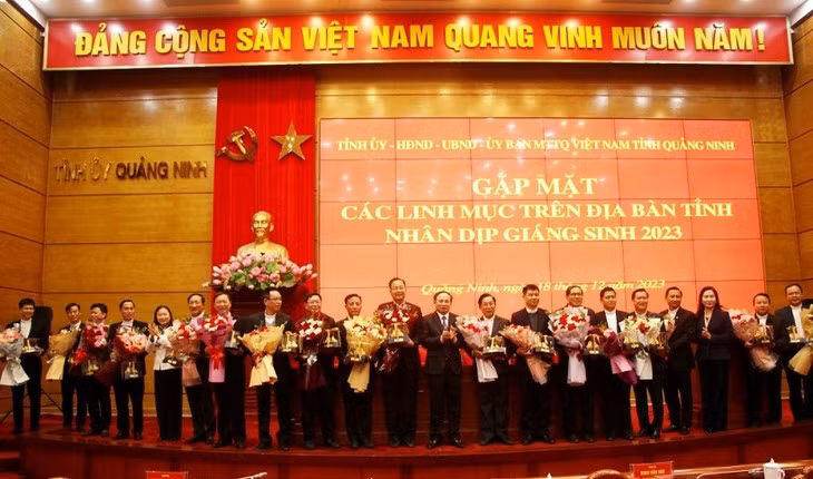 La rencontre avec des prêtres dans la province de Quang Ninh. Photo : QMG/daidoanket.vn