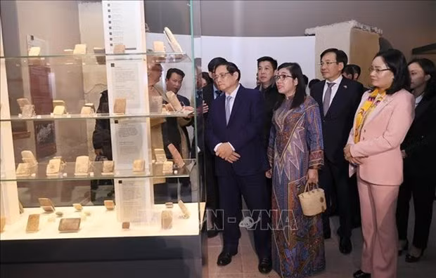 Le Premier ministre Pham Minh Chinh et son épouse visitent le Musée des civilisations anatoliennes à Ankara. Photo : VNA.