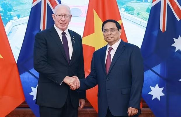 Le Premier ministre vietnamien, Pham Minh Chinh (à droite), et le Gouverneur général d'Australie, David Hurley. Photo : VNA.