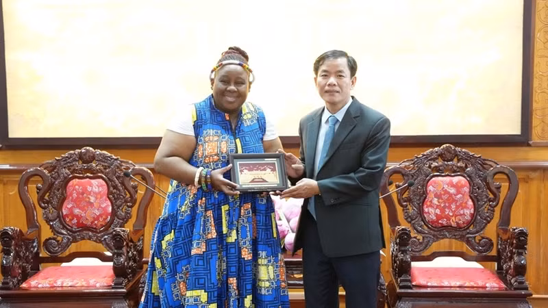 Le président du Comité populaire de la province de Thua Thiên Huê, Nguyên Van Phuong (à droite) et Vuyiswa Tulelo, ambassadrice de la République d'Afrique du Sud au Vietnam. Photo : thuathienhue.vn