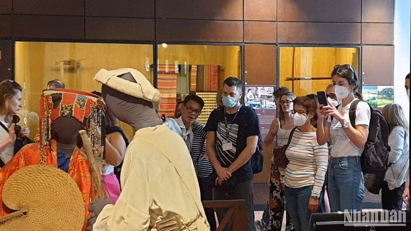 Des touristes internationaux visitent le musée d'ethnologie. Photo : NDEL.