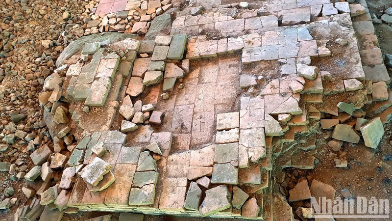 En 1978, la tour Tuong Long a été officiellement fouillée par des archéologues vietnamiens pour la première fois, afin d’étudier de manière approfondie cette tour unique.