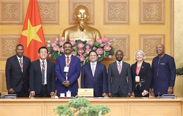 Le Premier ministre vietnamien, Pham Minh Chinh (au milieu), et des responsables des Ministères de l’Agriculture des pays participant à la quatrième Conférence mondiale du Programme du SFS. Photo : VNA.