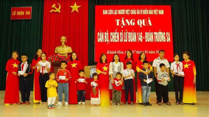 Remise des cadeaux aux enfants des soldats basés à Truong Sa. Photo : baoquocte.vn.