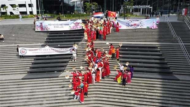 Des Vietnamiens aux Pays-Bas créent la forme du Vietnam. Photo : VNA.