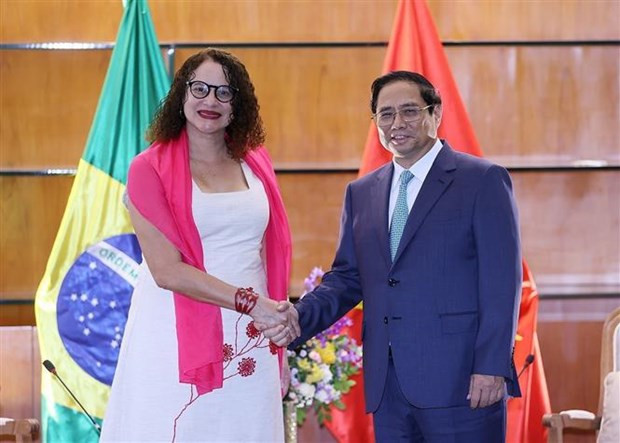 Le Premier ministre Pham Minh Chinh (à droite) et la présidente du Parti communiste du Brésil, Luciana Santos. Photo: VNA