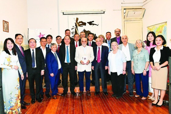 La délégation de haut rang de Hô Chi Minh-Ville lors de sa séance de travail avec le Parti communiste argentin. Photo : thoidai.com.vn