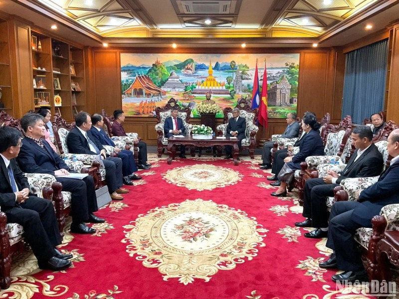 Un dirigeant de la province de Champassak reçoit la délégation de la province vietnamienne de Dông Nai. Photo : NDEL.