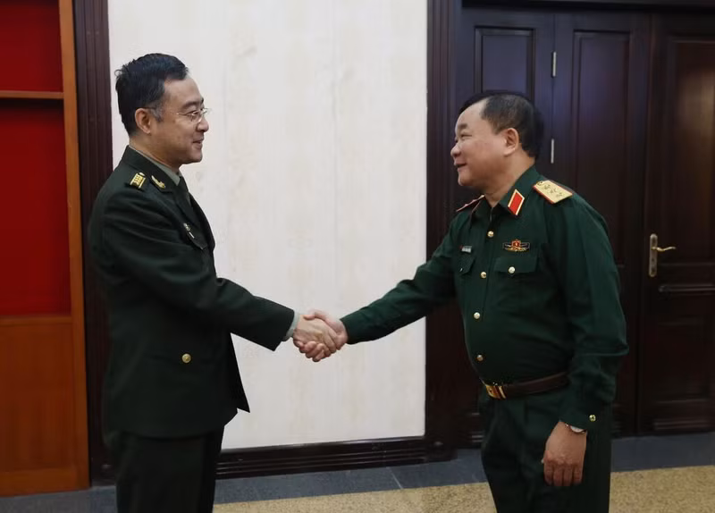 Le général de corps d'armée Hoàng Xuân Chiên (à droite), vice-ministre de la Défense et le colonel Pan Tao, attaché de défense de Chine au Vietnam, le 28 mars à Hanoï. Photo : VNA.