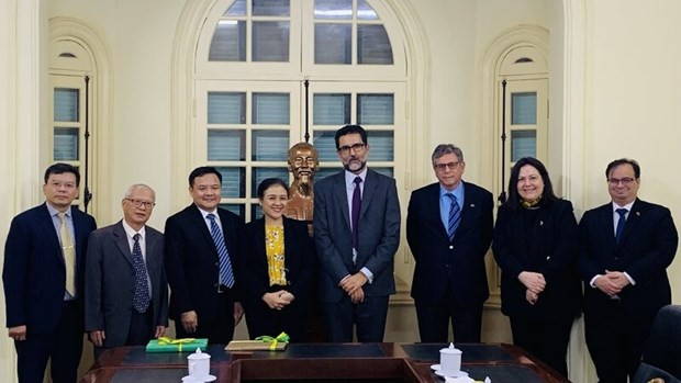 L’ambassadrice Nguyên Phuong Nga, présidente de l'Union des organisations d'amitié du Vietnam et des responsables brésiliens. Photo : VNA