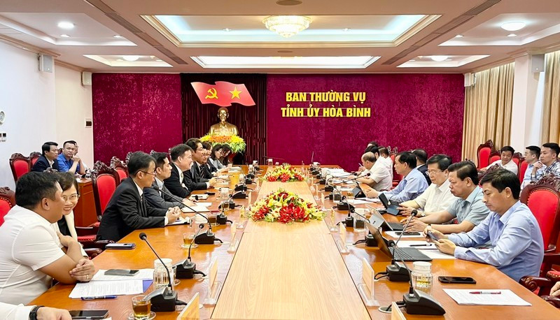 Séance de travail entre la délégation de la société japonaise Meiko Corporation et les dirigeants de la province de Hoa Binh. Photo : NDEL.
