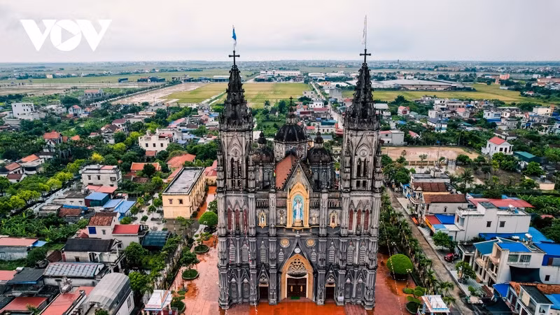 Nam Dinh est célèbre pour de nombreuses églises célèbres avec une bellearchitecture gothique, typiquement l’église Hung Nghia dans le district de Hai Hâu.