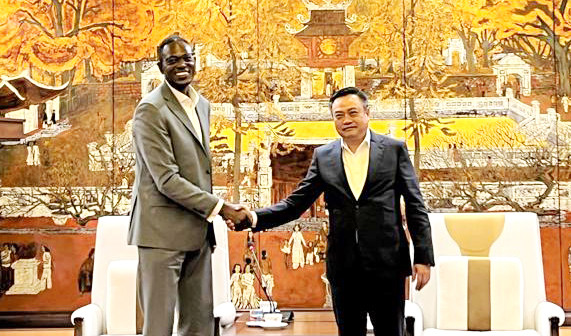 Le président du Comité populaire de Hanoï, Trân Sy Thanh (à droite) et Dean Garfield, vice-président chargé de la politique publique mondiale du groupe Netflix. Photo : hanoimoi.com.vn