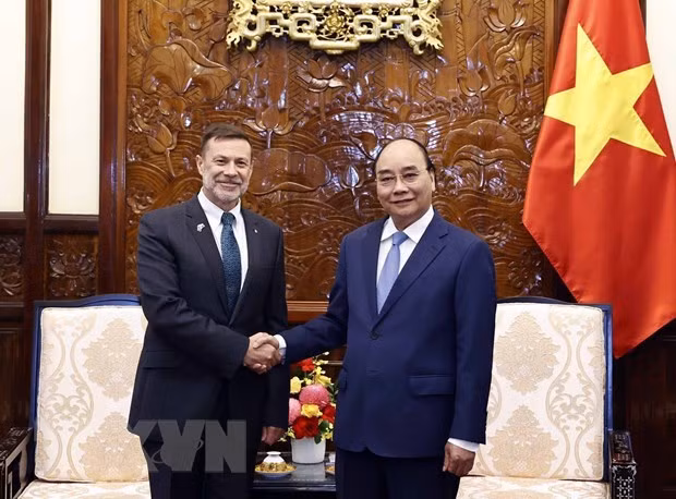 L'ambassadeur d'Australie au Vietnam, Andrew John Lech Goledznowski (à gauche) et le Président Nguyên Xuân Phuc. Photo : VNA
