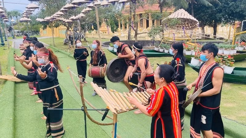 De nombreuses activités imprégnées de l’identité culturelle des régions du Nord-Ouest et du Nord-Est du Vietnam se tiendront du 29 avril au 3 mai au Village culturel et touristique des ethnies du Vietnam. Photo : thoidai.com.vn