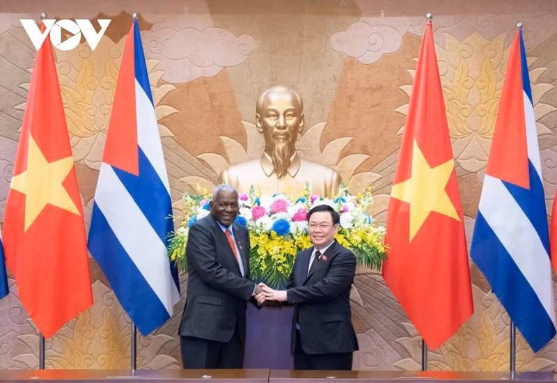 Du 24 au 29 septembre, le Président de l’Assemblée nationale du pouvoir populaire de Cuba, Esteban Lazo Hernández, a effectué une visite de travail au Vietnam, où il a également assisté à une cérémonie marquant les 50 ans de la visite du dirigeant cubain Fidel Castro dans la zone libérée du Sud du Vietnam à Quang Tri (septembre 1973 - septembre 2023). Cette visite devrait contribuer à approfondir l’amitié et la solidarité spéciales entre le Vietnam et Cuba.
