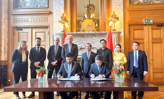 Signature du MoU entre le Comité populaire de Hô Chi Minh-Ville et le gouvernement de Rotterdam en réponse au changement climatique et à la gestion des inondations à Hô Chi Minh-Ville. Photo : sggp.org.vn