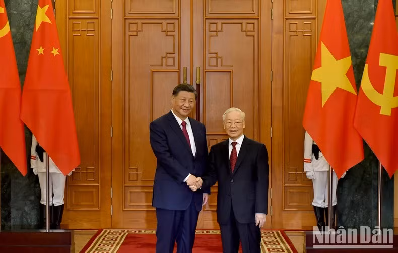 Le Secrétaire général du Parti communiste vietnamien, Nguyên Phu Trong (à droite) et le Secrétaire général du Parti communiste et Président chinois, Xi Jinping. Photo : NDEL.